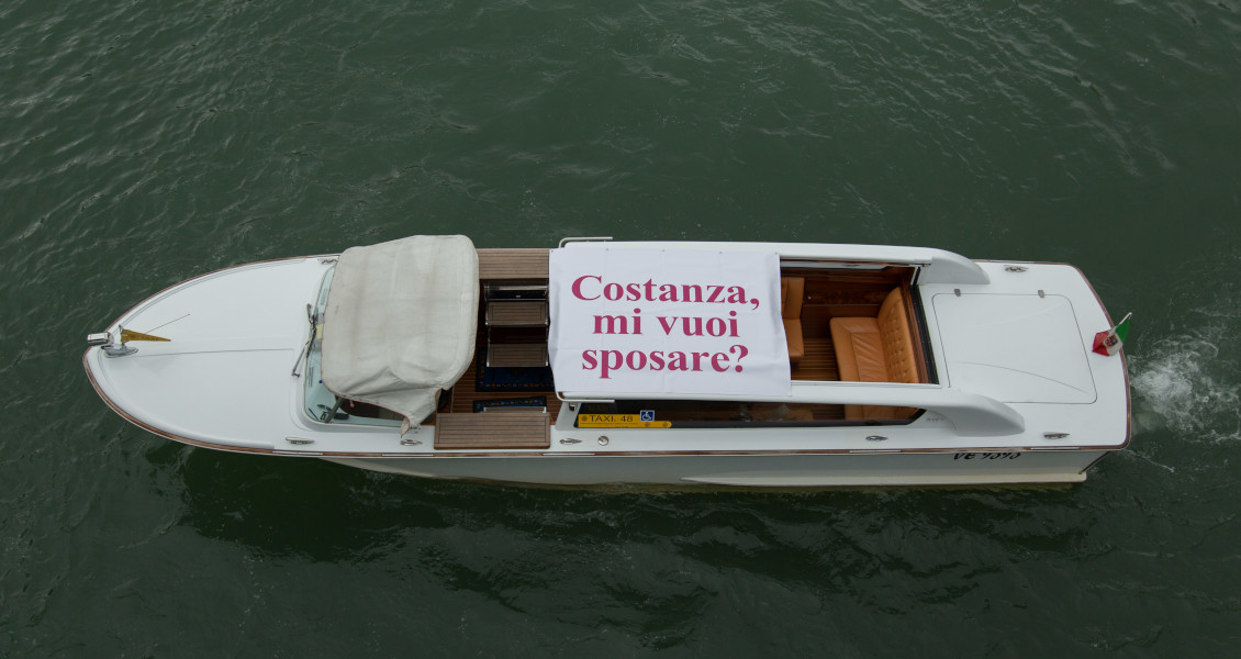 Venezia, l'originale proposta di matrimonio con taxi privato 